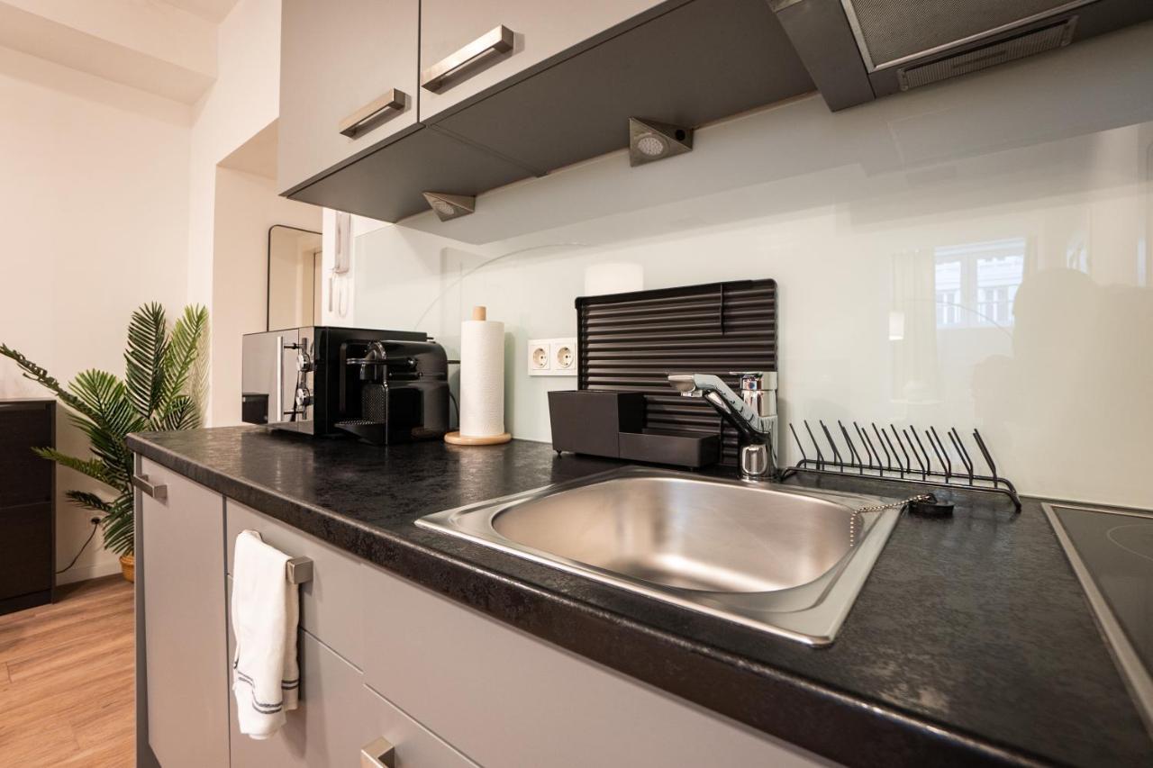 וינה Stylish Apartment With Dedicated Working Space And Super King-Size Bed Located Between City Centre And Donau River מראה חיצוני תמונה